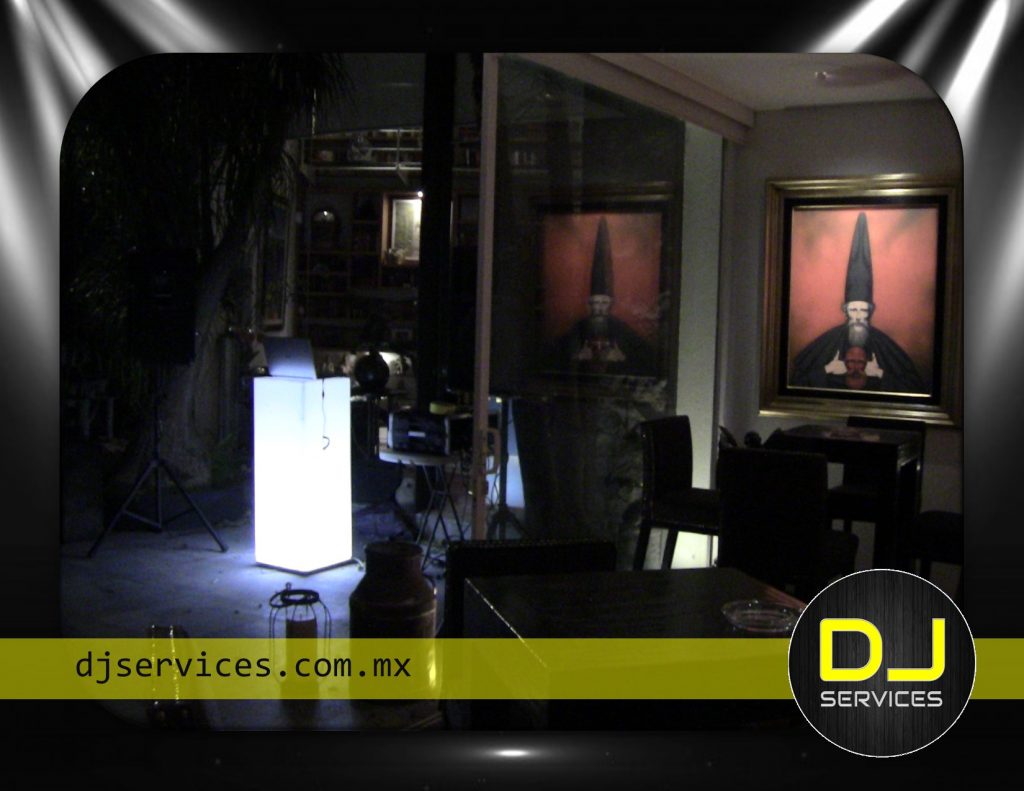 dj booth cubo blanco